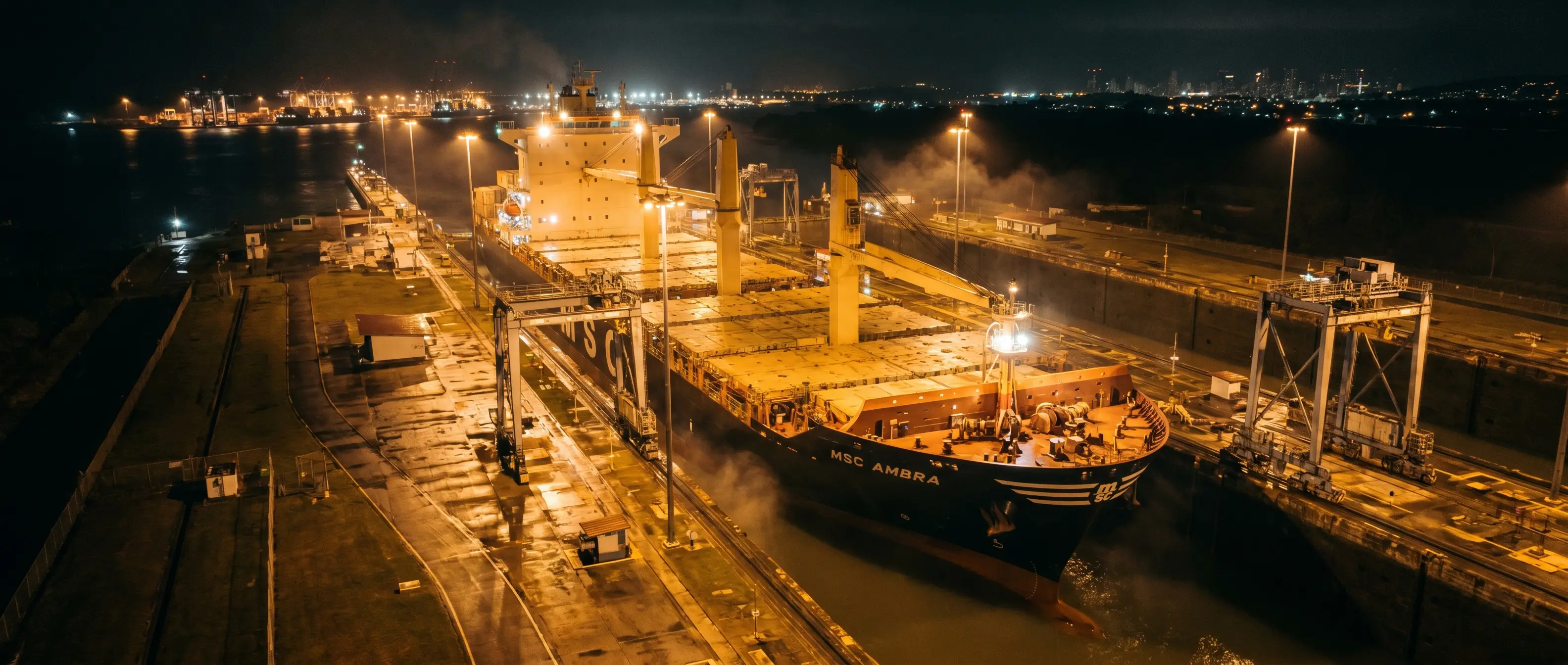 Buque cruzando las esclusas del Canal de Panamá de noche